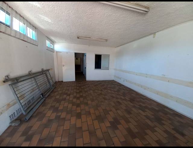 825M² WAREHOUSE FOR SALE IN NORTH END